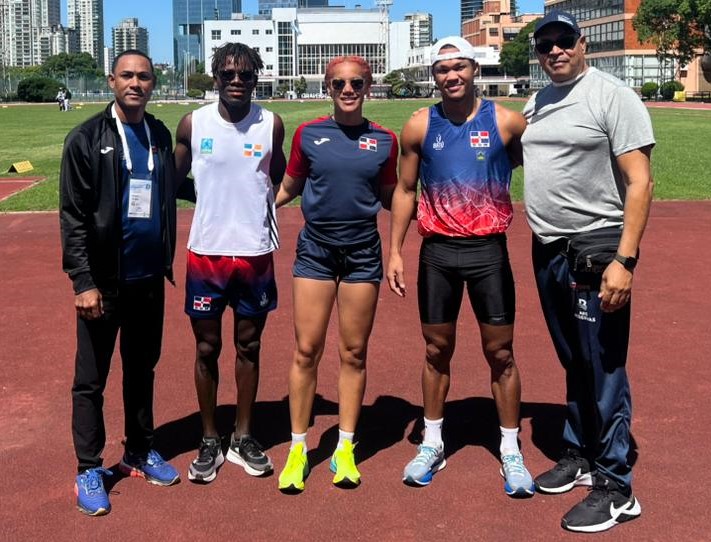 Desde la izquierda, Kenny Núñez, los pentatletas José Ozoria, Karina Fermín, Gabriel Domínguez y Marcelo Derouville, en Argentina.