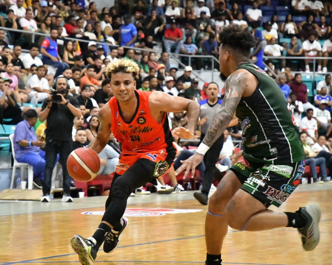 Randy Santos es defendido por Adonis Núñez