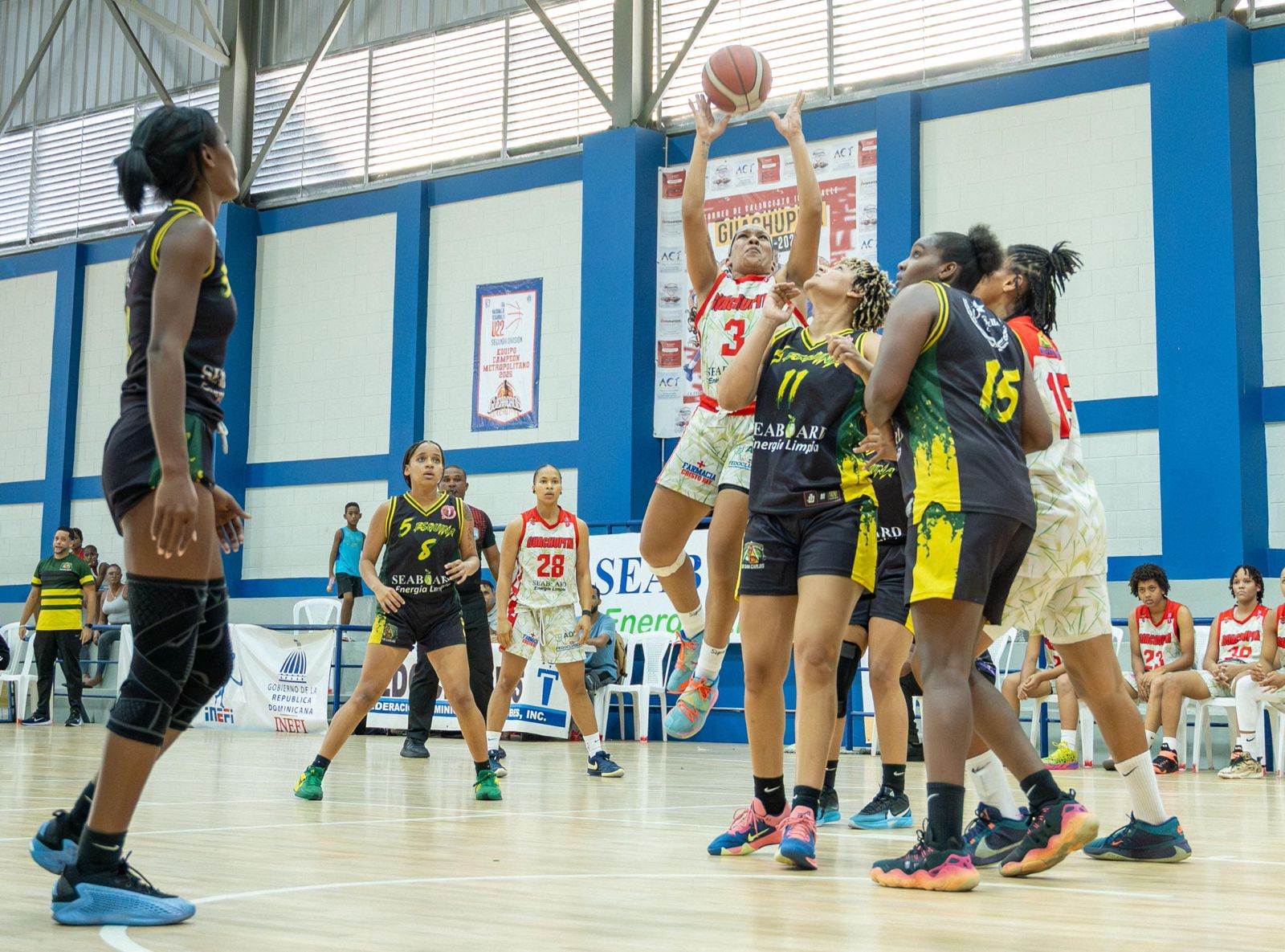 Mary Coronado, de las Águilas de Guachupita, en una ofensiva entre las jugadoras defensa del club San Carlos, Gloribel Rodríguez, Tawny Olivero y Ana Villanueva