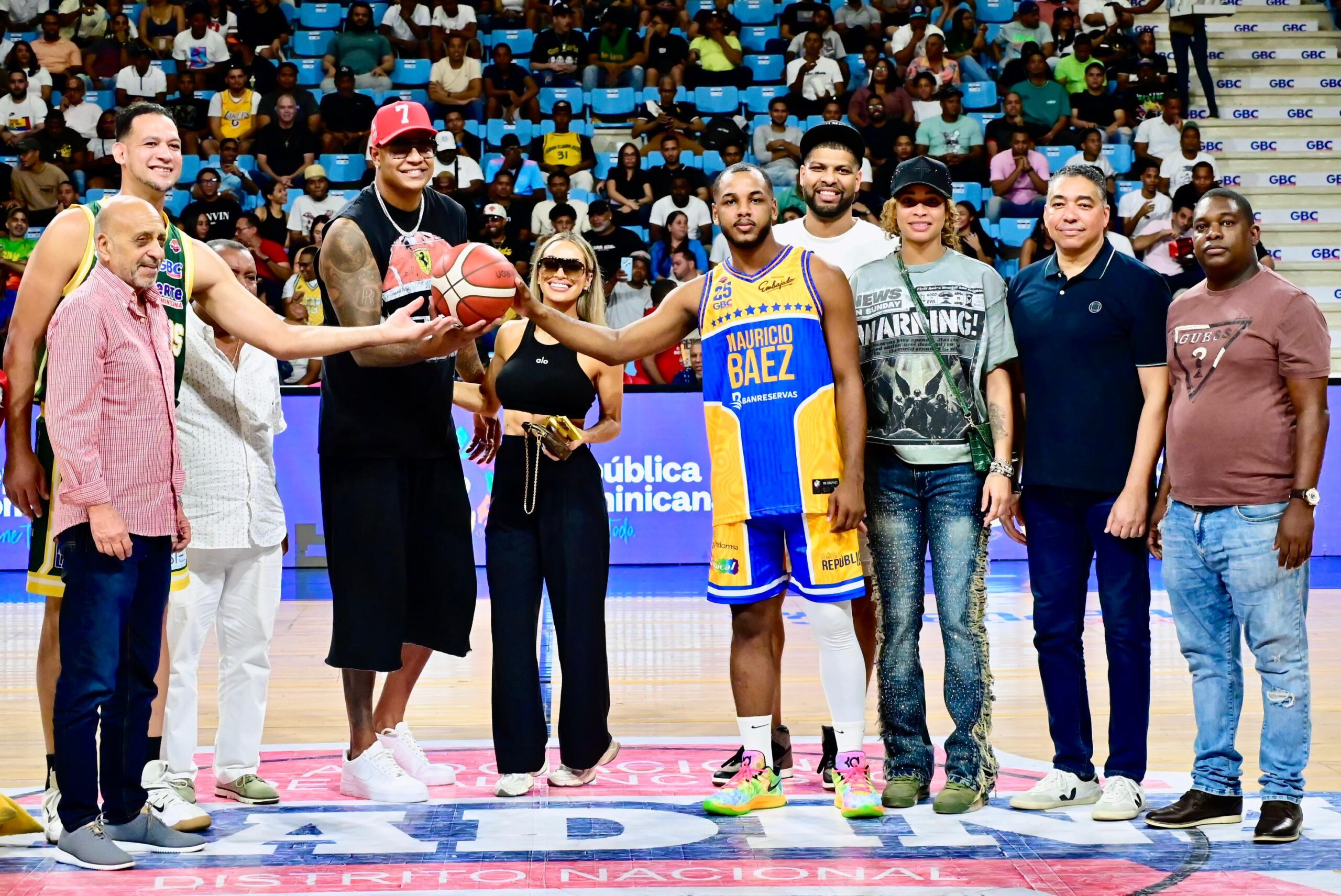 Charlie Villanueva, ex jugador dominicano de la NBA, realiza el saque de honor acompañado de Fernando Teruel, Cesar Pérez Samboy, su esposa Lala Villanueva, Esmery Martínez, Edwin Castillo y Junior Páez.