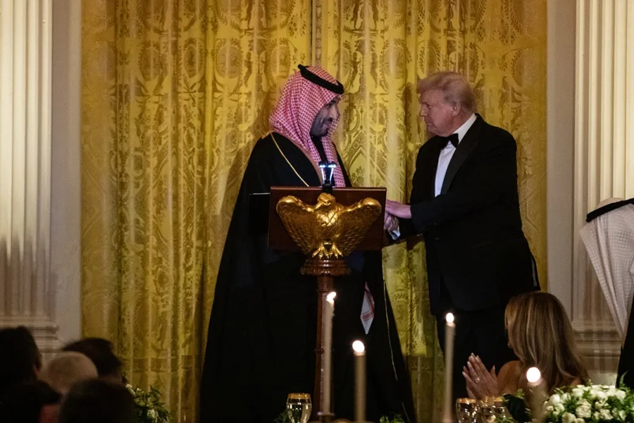 El príncipe heredero y primer ministro del Reino de Arabia Saudita, Mohammed bin Salman, saluda al presidente de Estados Unidos, Donald Trump.