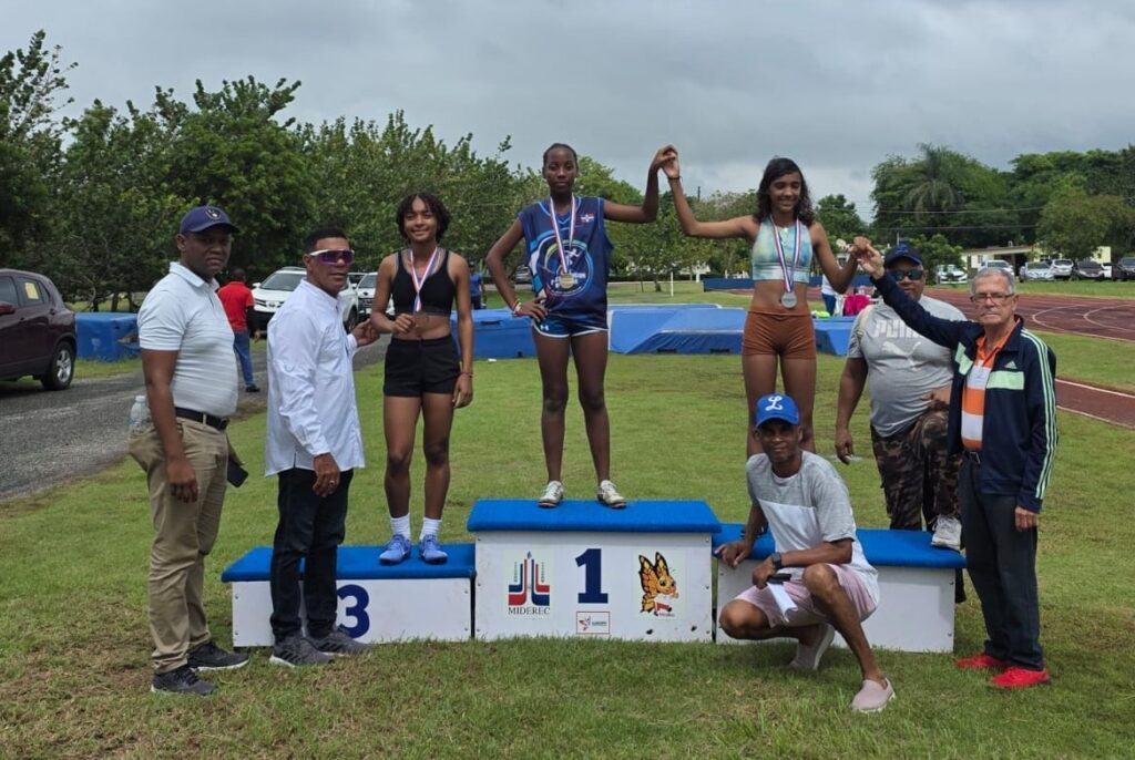 Gran parte de las más de 150 atletas que compitieron ayer en el evento “Más Mujeres en el Atletismo”, que organizó la World Atletics con el apoyo de la Federación Dominicana de Atletismo, en la pista de la Fuerza Aérea de la República Dominicana.
