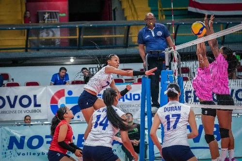 Acción de las dominicanas ante Surinam donde lograron su segunda victoria en el NORCECA Sub-17