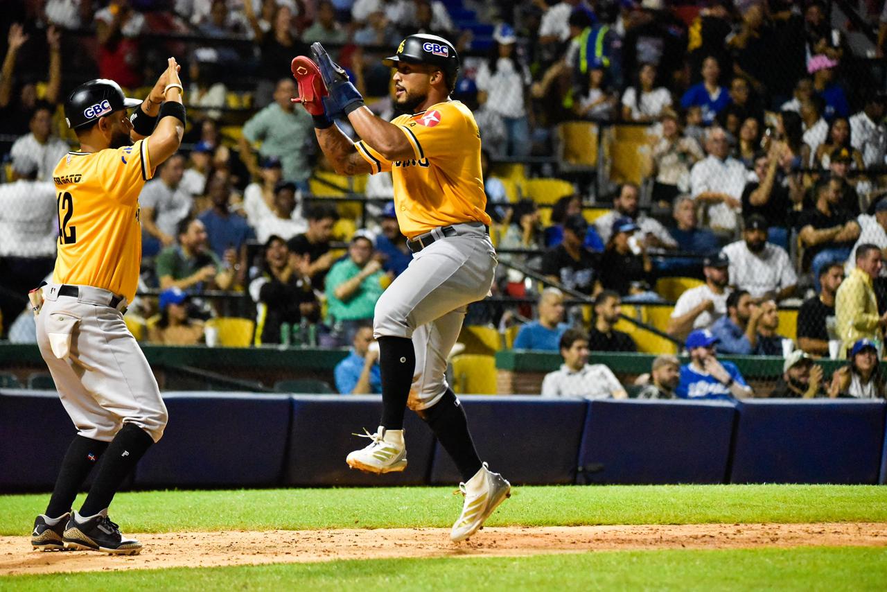 Águilas blanquean al Licey