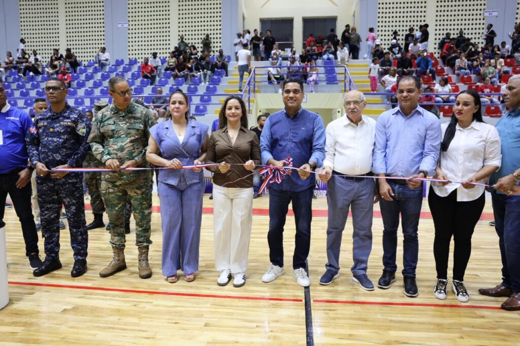 Kelvin Cruz entrega Polideportivo de Mao con inversión de 36 millones