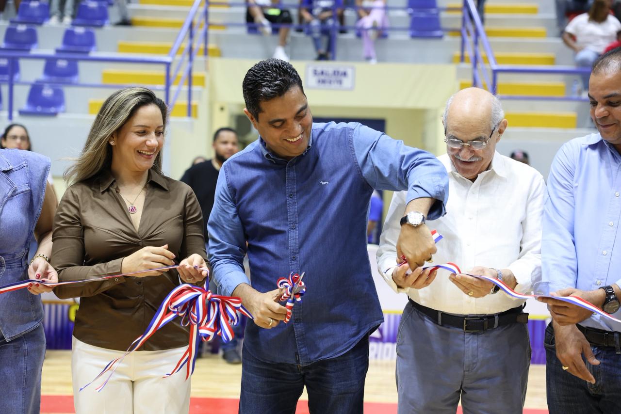 Kelvin Cruz entrega Polideportivo de Mao con inversión de 36 millones