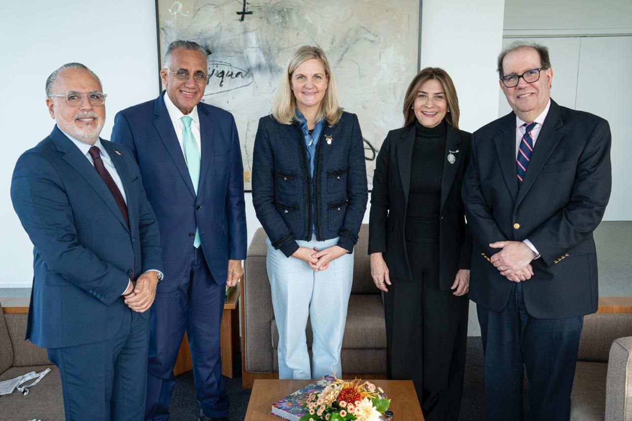 Comitiva dominicana vista al COI en Suiza. Alcaldesa Carolina Mejía invita a «Santo Domingo 2026» a Kirsty Coventry, presidenta del organismo rector del deporte mundial.