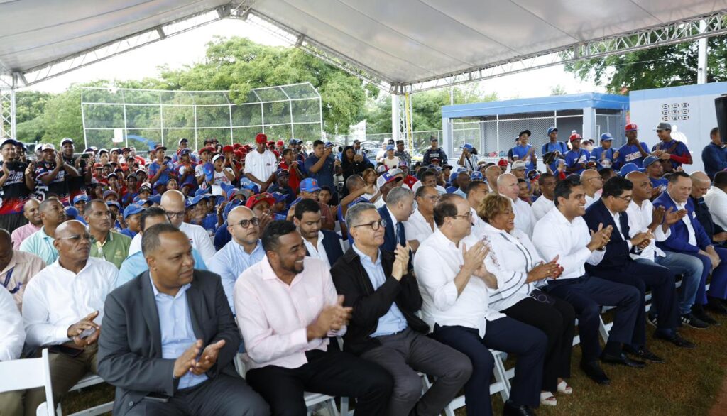 El ministro de Deportes, Kelvin Cruz, inauguró este miércoles el reconstruido estadio de béisbol del Complejo Deportivo Parque del Este, en este municipio de la provincia de Santo Domingo, con una inversión de más de 13 millones de pesos.