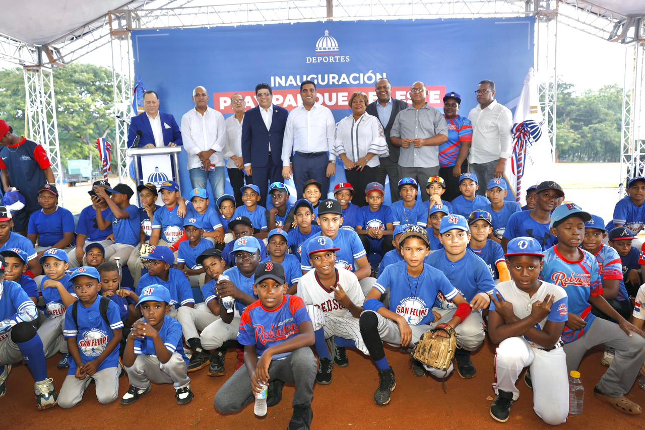 El ministro de Deportes, Kelvin Cruz, inauguró este miércoles el reconstruido estadio de béisbol del Complejo Deportivo Parque del Este, en este municipio de la provincia de Santo Domingo, con una inversión de más de 13 millones de pesos.