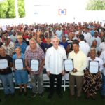 Presidente Luis Abinader realiza entrega de títulos en San Cristóbal
