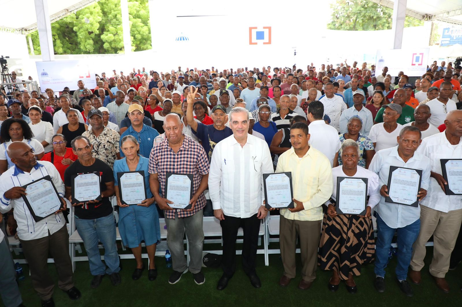 Presidente Luis Abinader realiza entrega de títulos en San Cristóbal