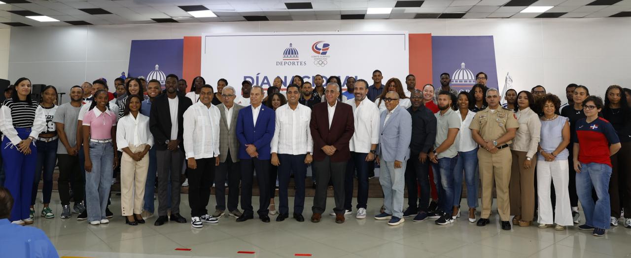El ministro de Deportes, Kelvin Cruz, celebró en grande el Día Nacional del Deporte con una gran convocatoria de atletas medallistas olímpicos, centroamericanos y panamericanos, así como dirigentes deportivos y representantes de diferentes sectores de la sociedad.