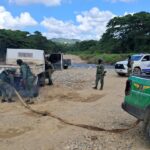 Detienen tres camiones detenidos por extracción ilegal en el río Nigua, San Cristóbal