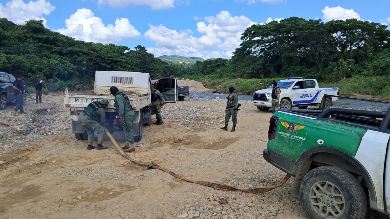 Detienen tres camiones detenidos por extracción ilegal en el río Nigua, San Cristóbal