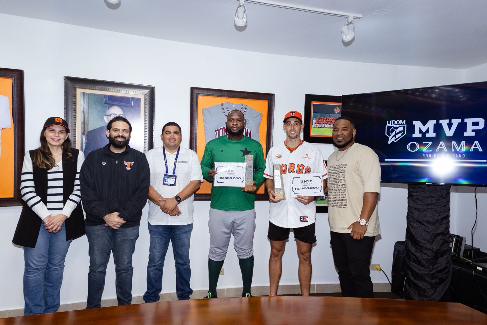 Ganadores de la semana anterior reciben sus reconocimientos. Miguel Sanó y Aaron Sánchez.