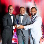 Vargavila Riverón recibió el premio de manos de los también periodistas Alfredo de la Cruz y Obniel Ramírez