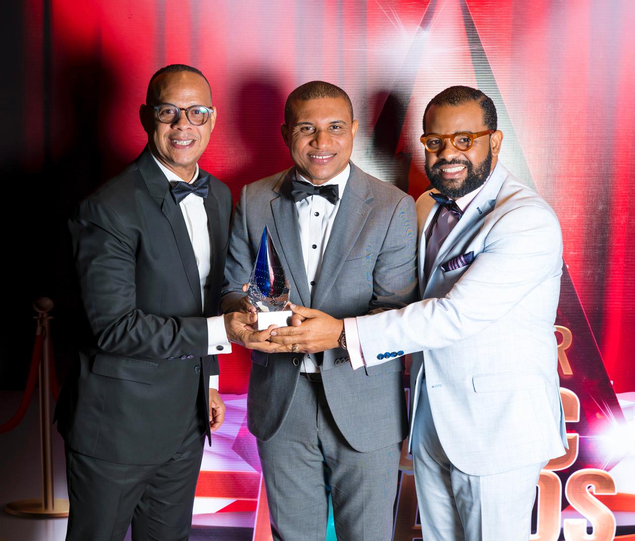 Vargavila Riverón recibió el premio de manos de los también periodistas Alfredo de la Cruz y Obniel Ramírez