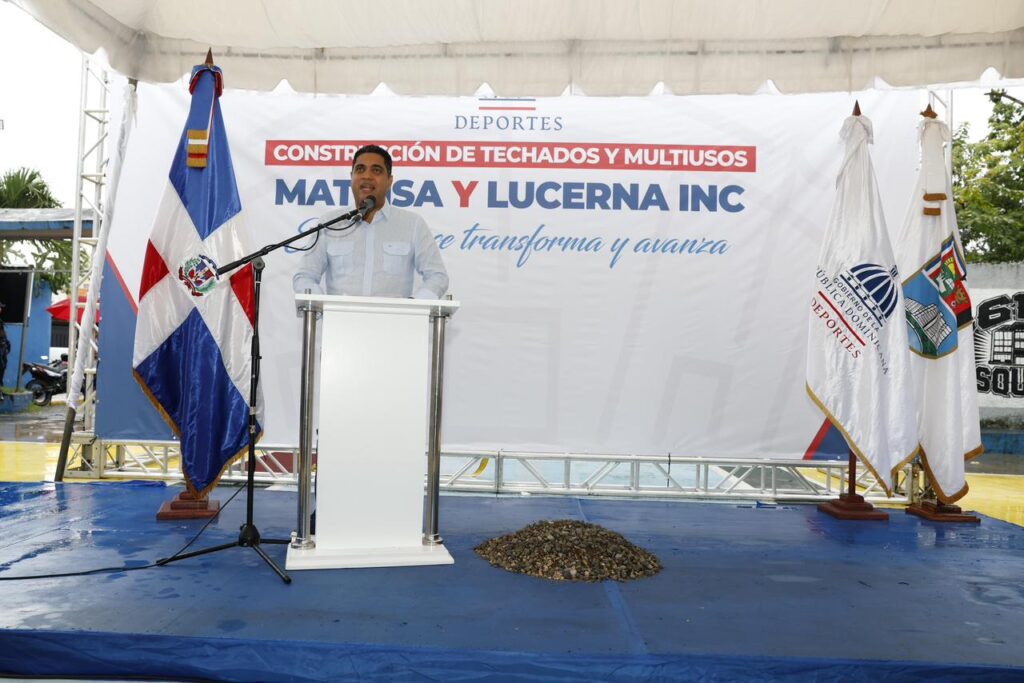 El ministro de Deportes, Kelvin Cruz, inició este miércoles los trabajos para la construcción y remozamiento de techados en 11 clubes del municipio Santo Domingo Este