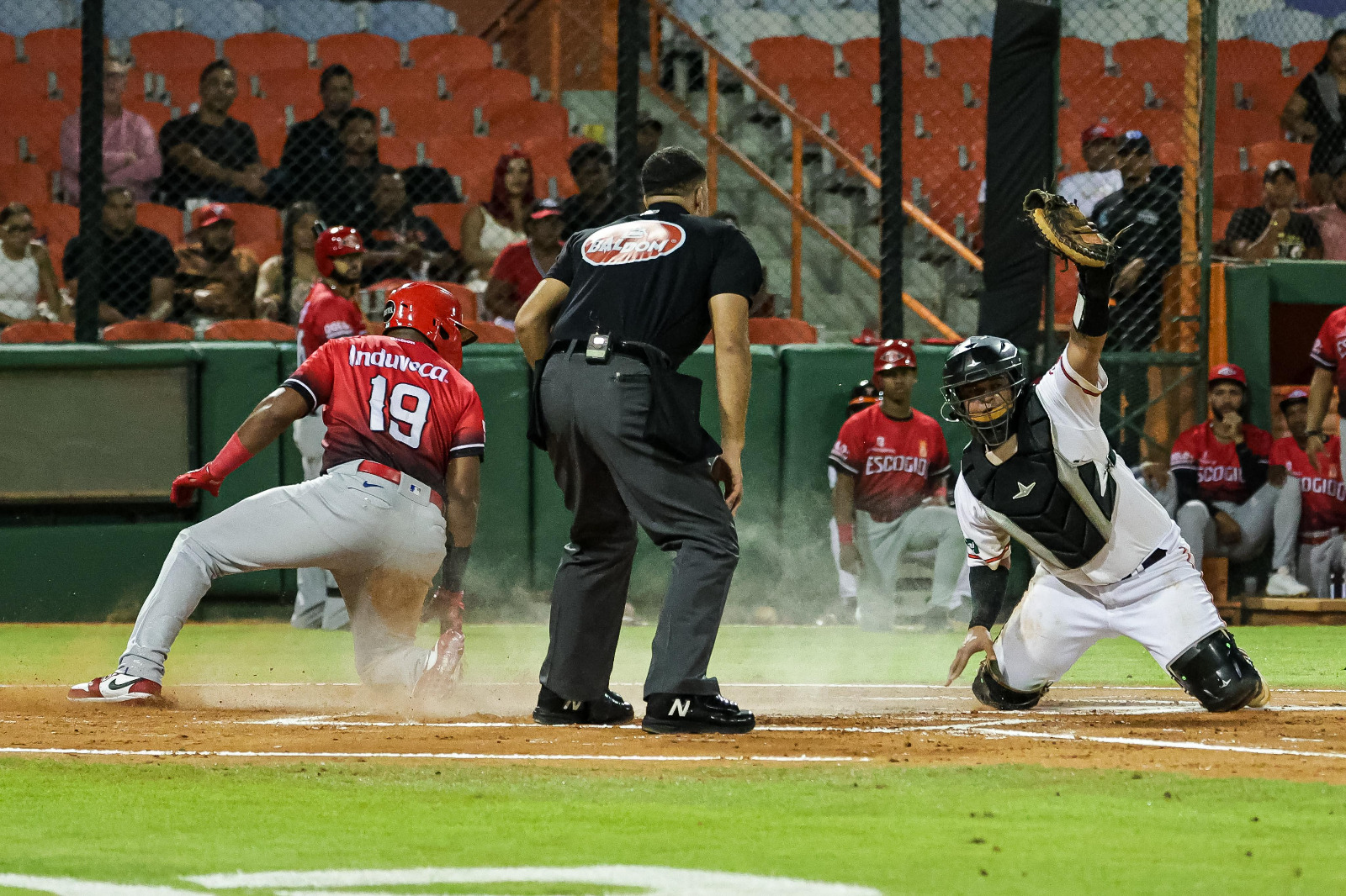 Toros gana a Leones 8 a 4 lunes 17 nov