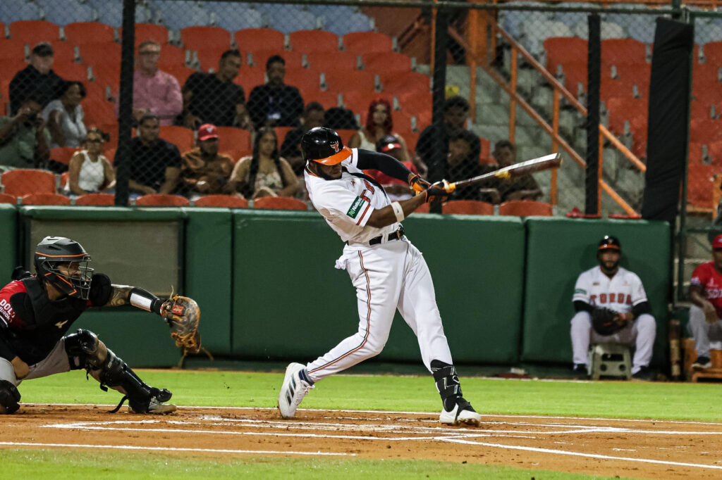 Toros gana a Leones 8 a 4 lunes 17 nov