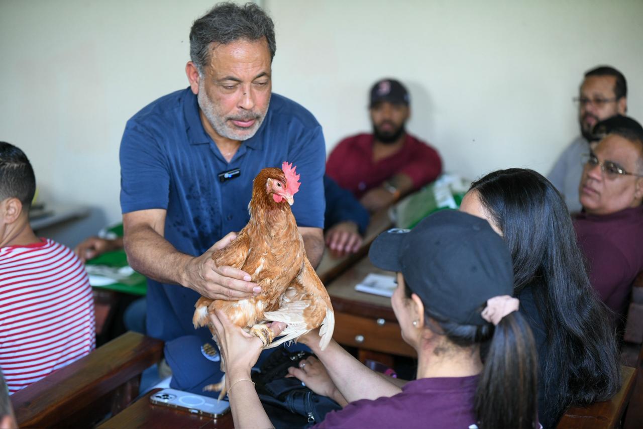 Miguel A. Lajara, presidente de Sanut, durante su intervención con los participantes en el taller.