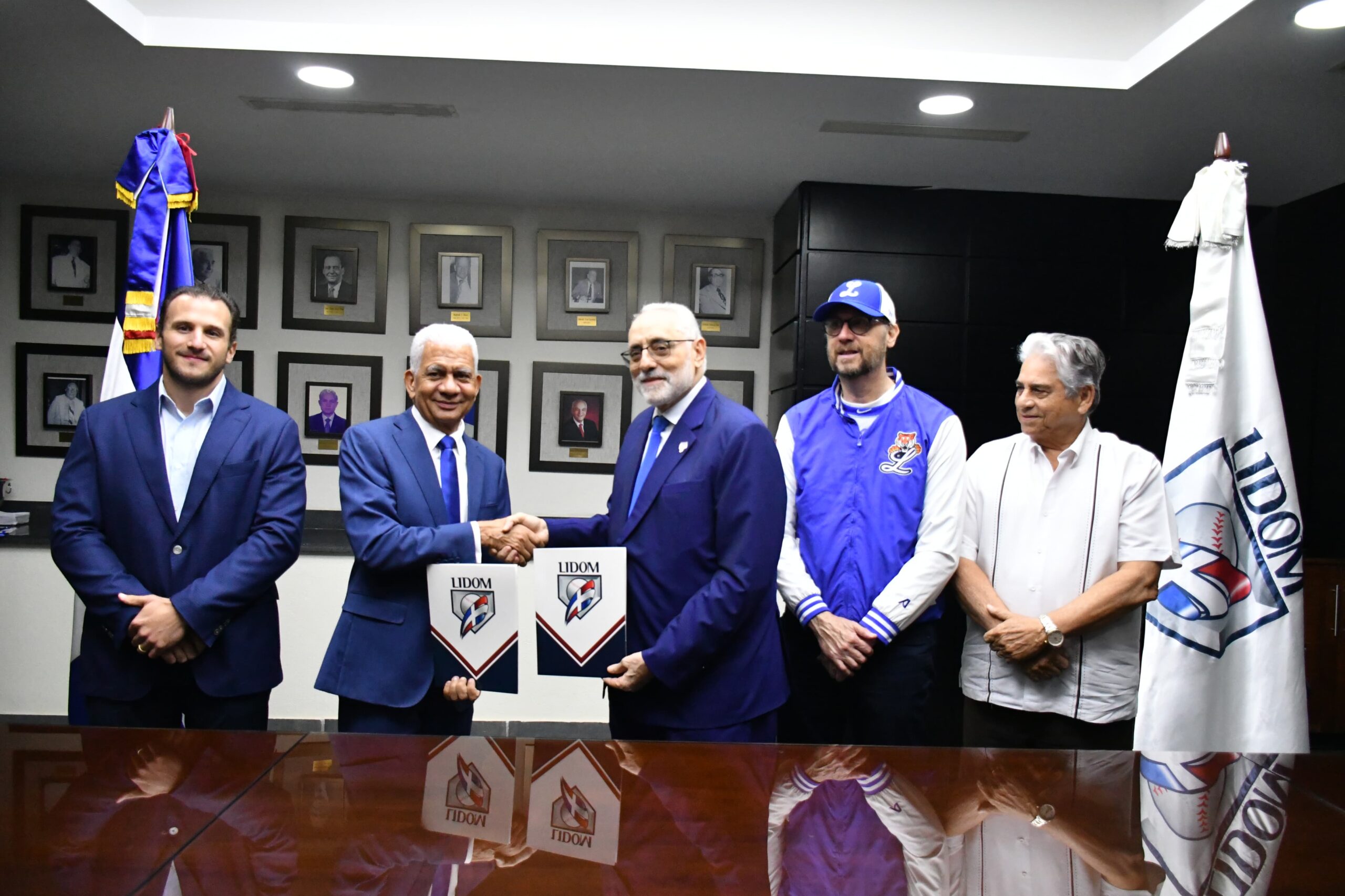 El Senado de la República y la Liga Dominicana de Béisbol Profesional (LIDOM), suscribieron este lunes un acuerdo marco de colaboración interinstitucional para fomentar el deporte, la educación ciudadana, la identidad nacional y el desarrollo social y económico asociados al béisbol.