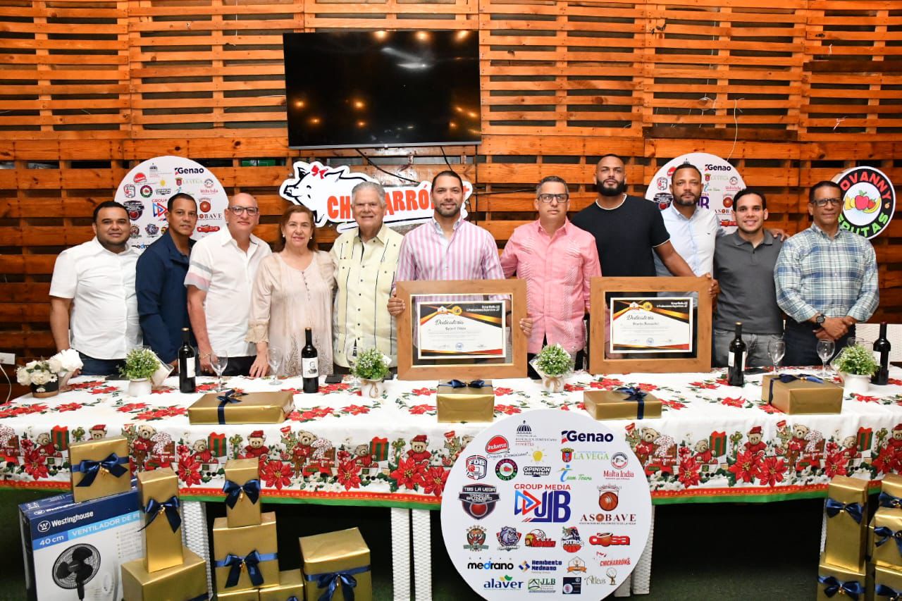 Fernández y Viñas reconocidos en inicio de premiación del TBS vegano