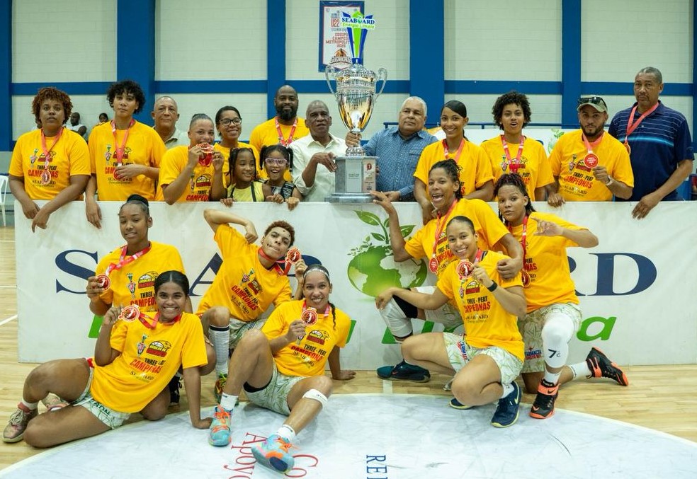 Roberto Ramírez, presidente de Fedoclubes, y Fernando Geraldino, ejecutivo de Seaboard, entregan la Copa Seaboard al equipo campeón Águilas de Guachupita.