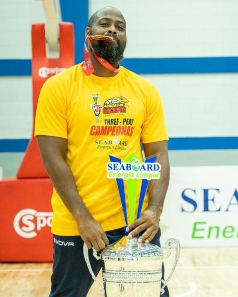 Amílcar González, dirigente de las Águilas de Guachupita, con la Copa Seaboard.