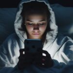 Usar el teléfono antes de dormir no siempre es malo
