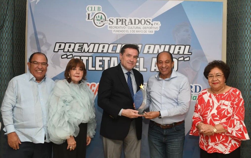 Armando Rodríguez, gerente de la empresa Seaboard, recibe un reconocimiento de Jorge Ramírez, presidente del club Los Prados, junto a César Cedeño, Rosa Miniño y Elsa Ogando.