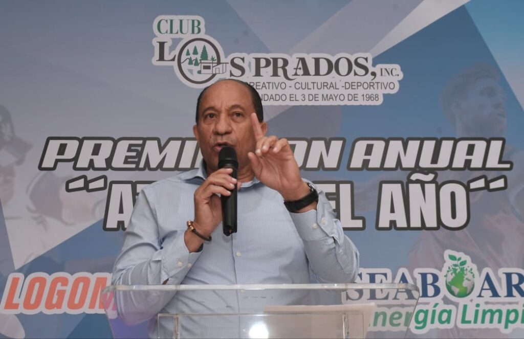 Jorge Ramírez, presidente del club Los Prados, en su discurso central durante el acto de premiación Atleta del Año.