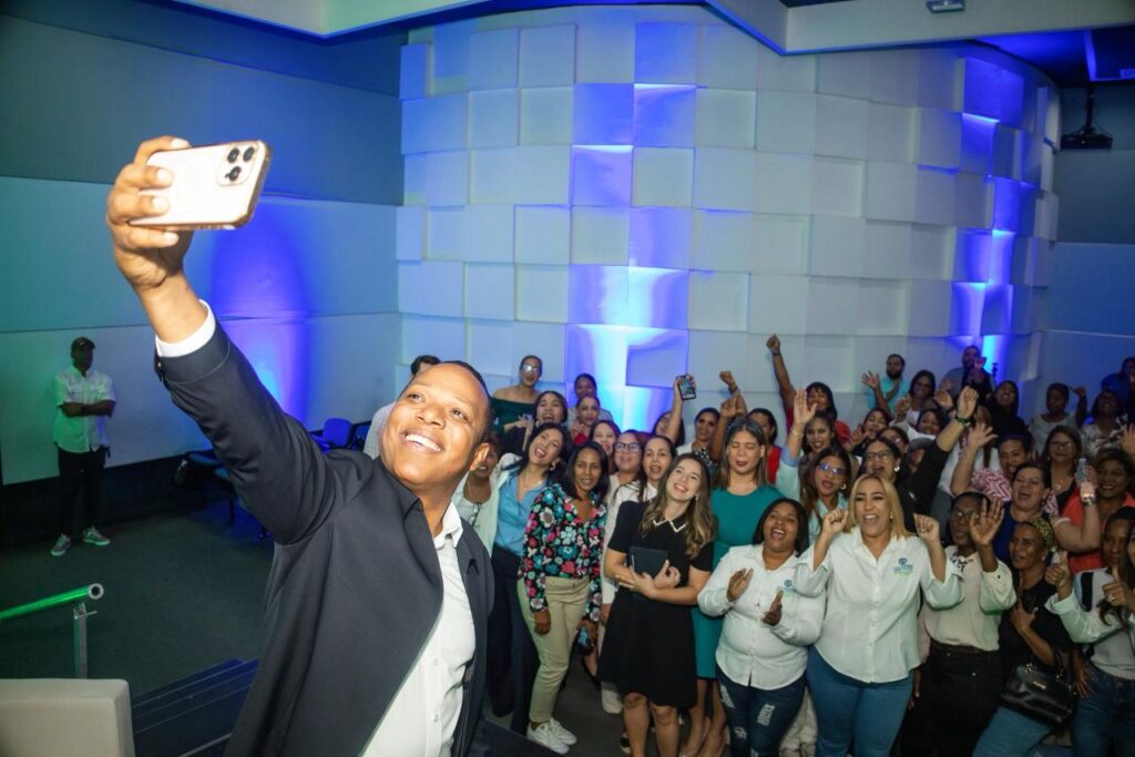 Selfie del presidente del partido, Milton Morrison, con los asistentes al congreso