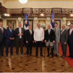 El presidente Luis Abinader y funcionarios del Gobierno dominicano reciben a congresistas estadounidenses
