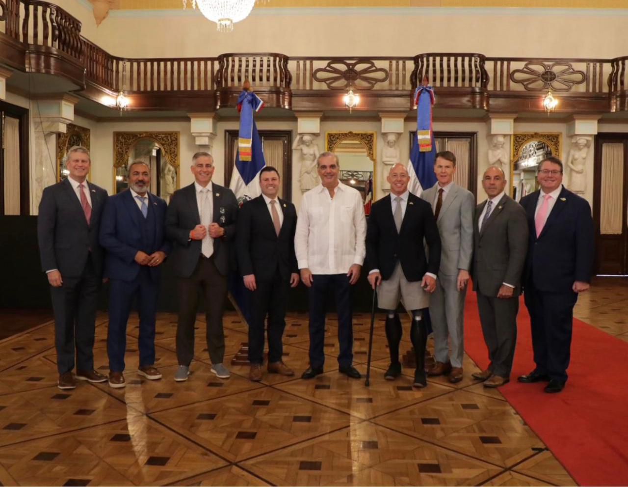 El presidente Luis Abinader y funcionarios del Gobierno dominicano reciben a congresistas estadounidenses