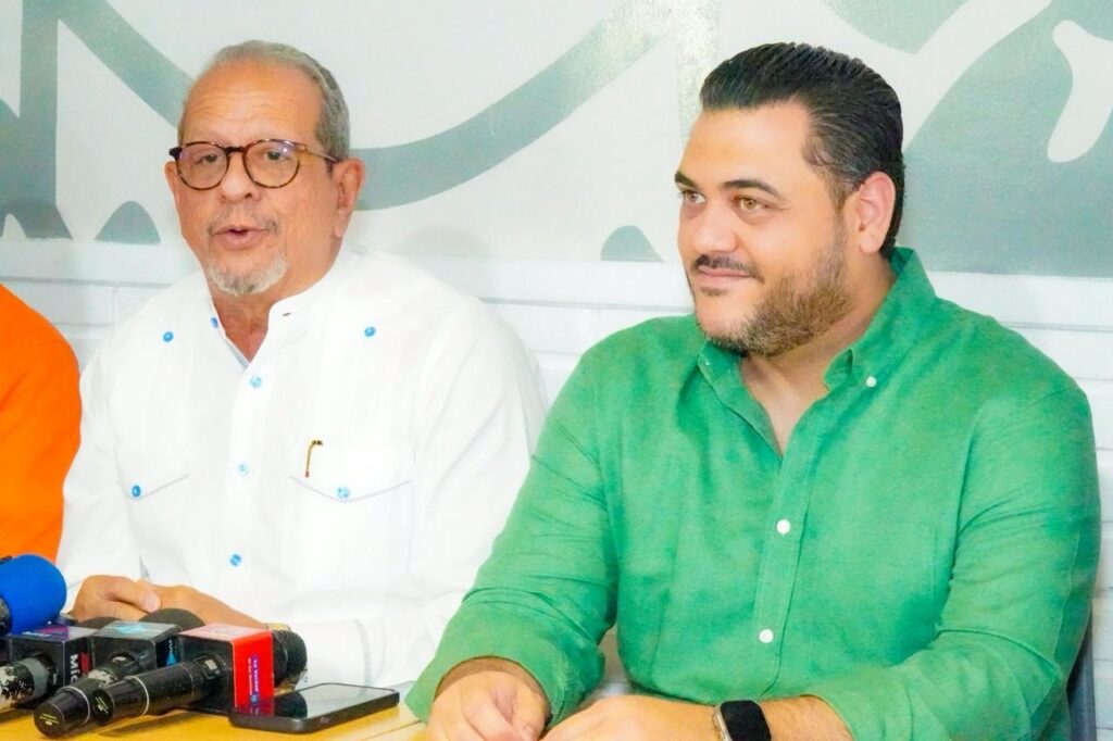 Ernesto Veloz, presidente del Comité Organizador TBS Higüey 2025, da detalles del montaje del torneo, junto a Jorge Tavárez, presidente de ABAPA.