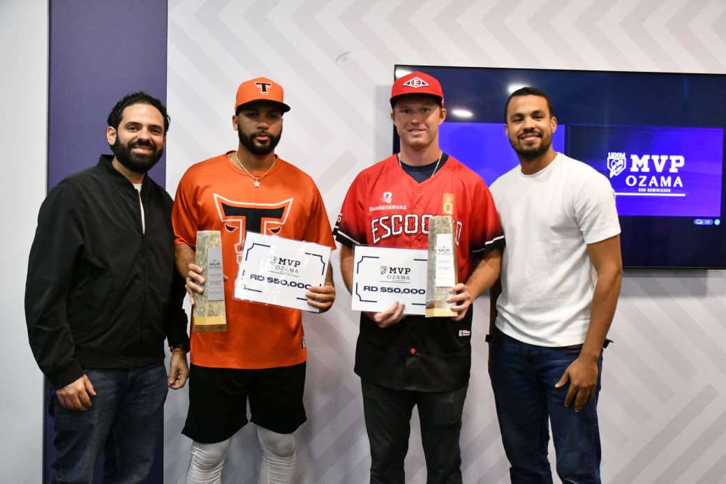Los ejecutivos Jesús Mejía de los Toros y José Gómez de los Leones premian a Grant Gavin y Gilberto Cleestino.