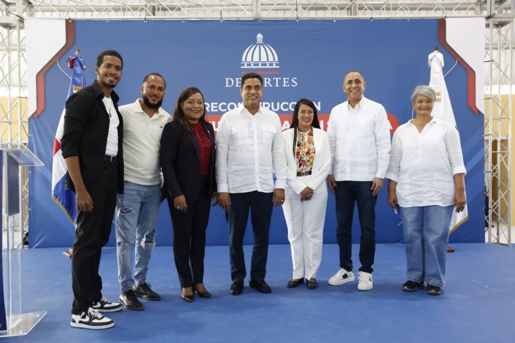 Ministro Kelvin Cruz reinaugura multiuso en Ramón Santana, San Pedro de Macorís.