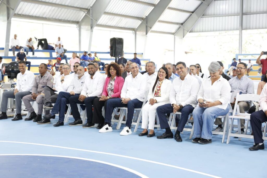 Ministro Kelvin Cruz reinaugura multiuso en Ramón Santana, San Pedro de Macorís.
