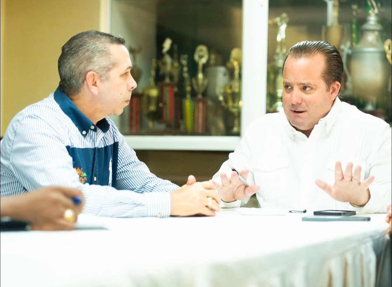 Diego Pesqueira y José Ignacio Paliza, presidentes de Abadina y el Comité Organizador del TBS Distrito 2025, en una conversación sobre temas del pasado torneo distrital.