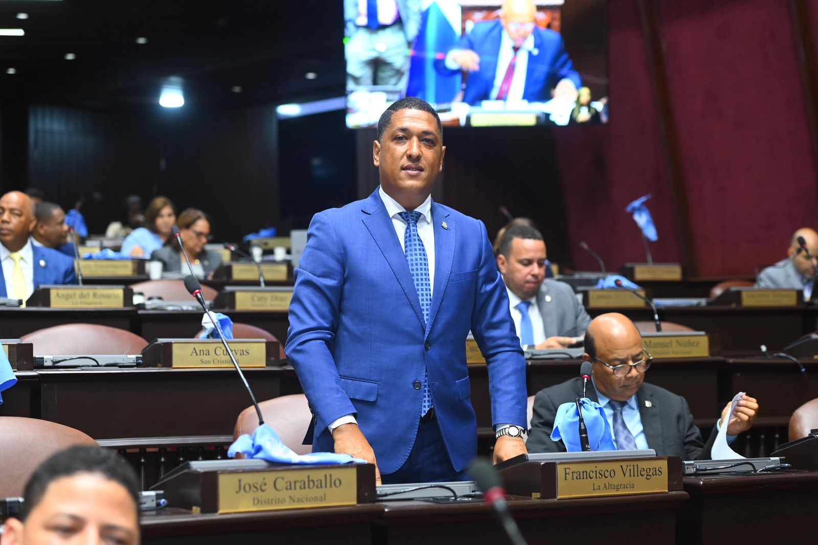 Villegas propone afiliar a servidores públicos al SENASA