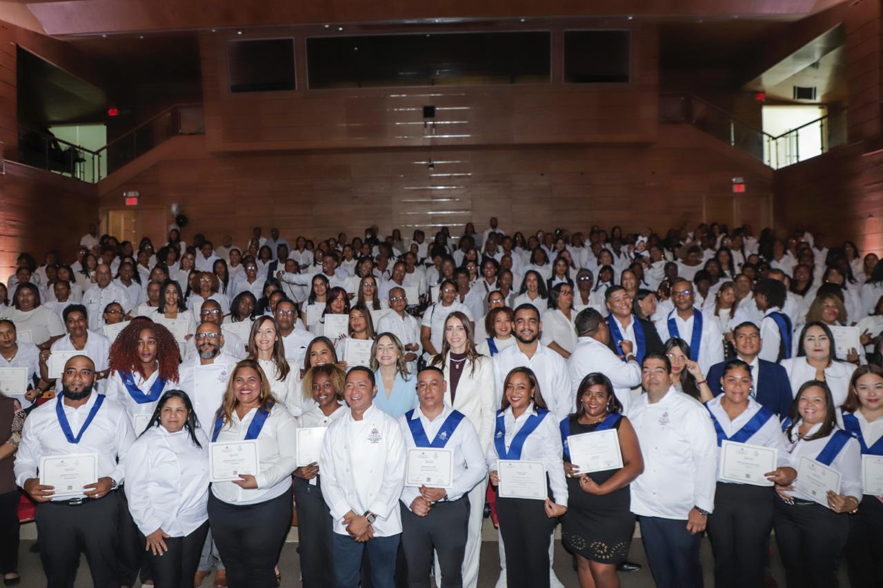 Supérate gradúa 300 estudiantes