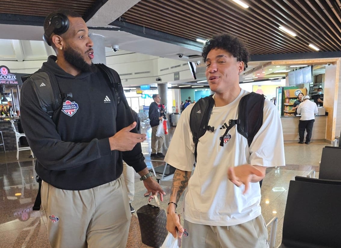 Los jugadores Jonathan Araújo y Richard Bautista previo a subirse al avión a México.