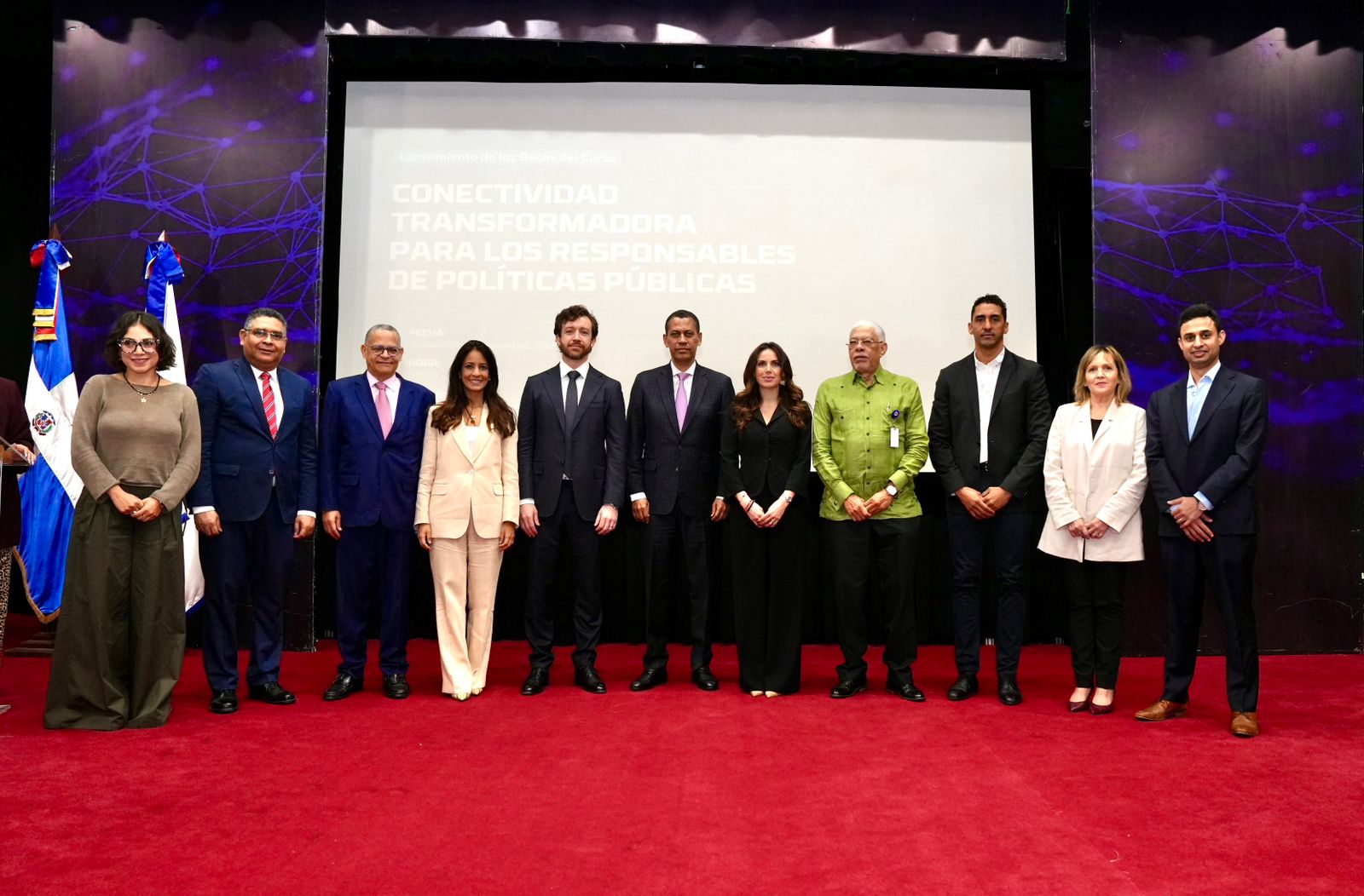 Indotel entrega 100 becas digitales a servidores públicos