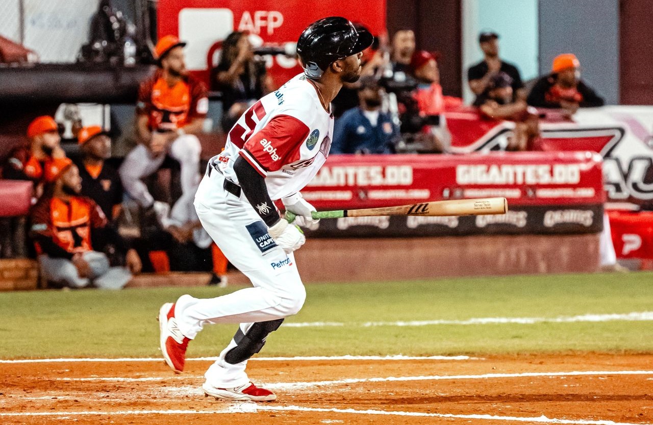 Samad Taylor en debut pega jonrón para los Gigantes.