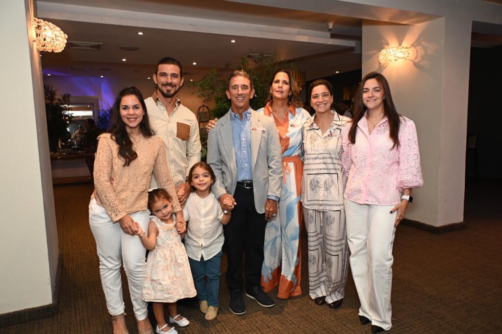 El Club Atlético Licey celebró este jueves su acostumbrada cena para conmemorar el Día de Acción de Gracias, junto a sus jugadores importados, entrenadores y miembros de la junta directiva.