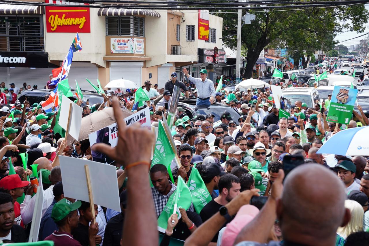 Leonel y la FP realizan "multitudinaria" manifestación contra el Gobierno