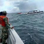 Rescatan turistas tras hundirse catamarán