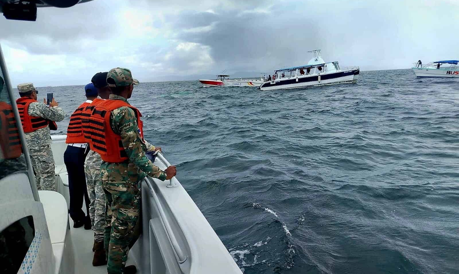 Rescatan turistas tras hundirse catamarán
