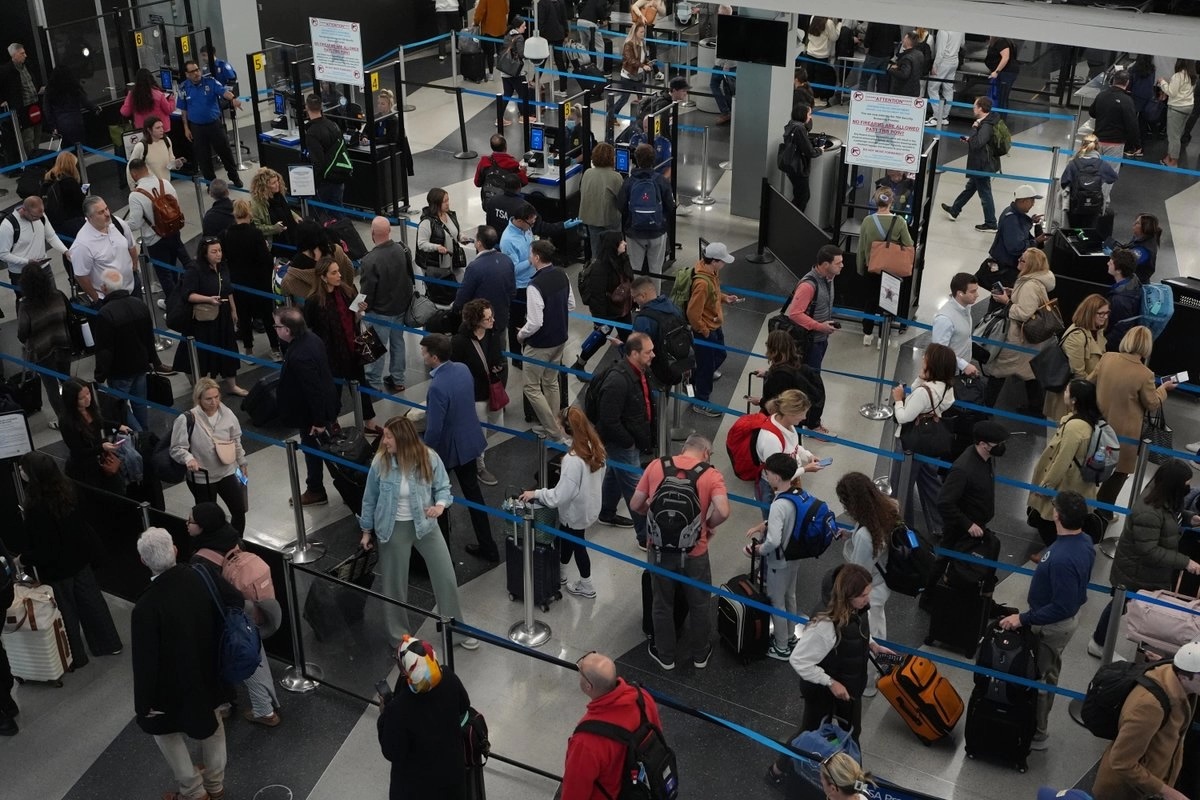 Las aerolíneas estadunidenses y los viajeros se enfrentan los recortes de vuelos